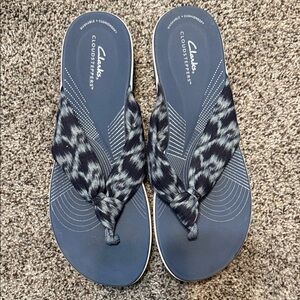 Clarks Women's Navy Tie-Dye Patterned Cloudsteppers Sandals